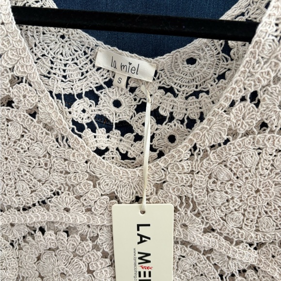 LA MIEL Cream Crochet Crop Top - Picture 4 of 6
